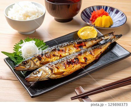 ご飯と味噌汁が並ぶ焼きサンマ定食 129898373