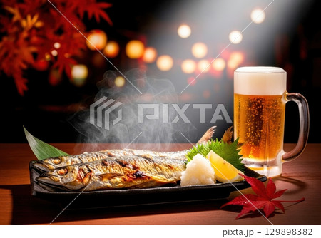 秋刀魚と冷えたビールの居酒屋料理 129898382