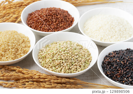 お皿に入った色々な種類のお米（発芽玄米・緑米・黒米・白米・赤米） 129898506