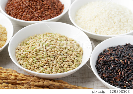 お皿に入った色々な種類のお米（発芽玄米・緑米・黒米・白米・赤米） 129898508