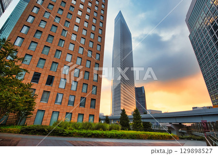 汐留巨大複合都市 シオサイトの超高層ビル群の朝焼け 汐留巨大複合都市 シオサイトの超高層ビル群の朝焼け 129898527
