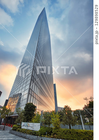 汐留巨大複合都市 シオサイトの超高層ビル群の朝焼け 129898529