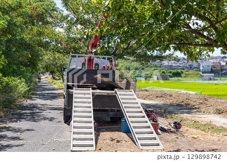 アルミブリッジとユニック車（草刈り作業） 129898742