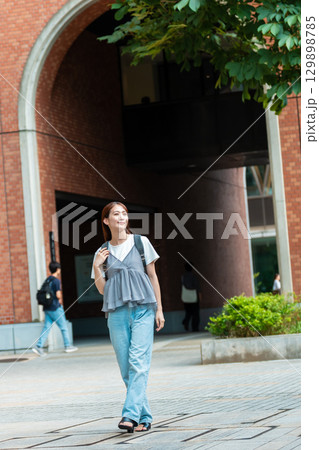 大学生　キャンパス　校舎 129898785