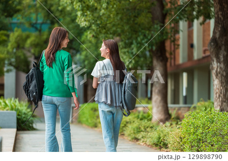 女子大学生 キャンパス 学校生活 女子大学生 キャンパス 学校生活 129898790