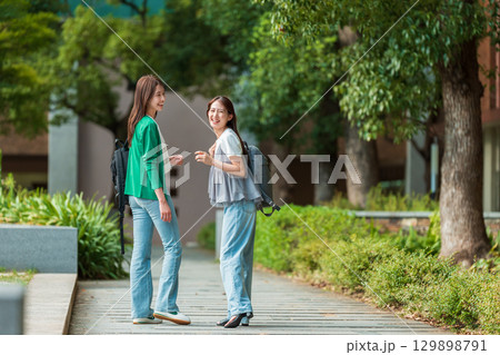 女子大学生 キャンパス 学校生活 女子大学生 キャンパス 学校生活 129898791