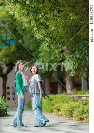 女子大学生　キャンパス　学校生活 129898793