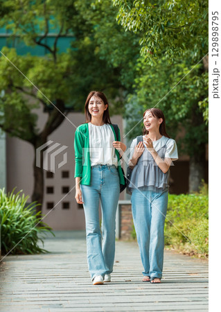 女子大学生 キャンパス 学校生活 女子大学生 キャンパス 学校生活 129898795