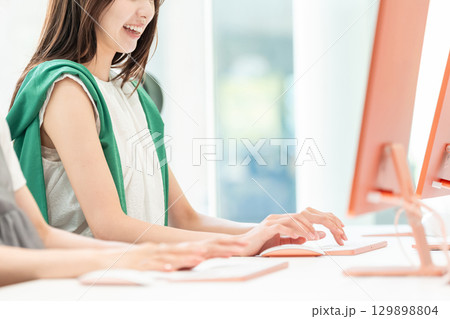 オフィスで働く若いビジネスウーマン 129898804