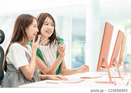 オフィスで働く若いビジネスウーマン オフィスで働く若いビジネスウーマン 129898805