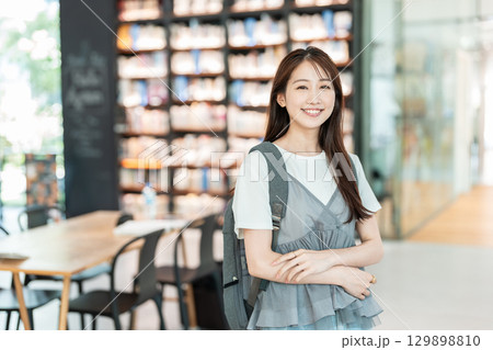 大学生　図書館　キャンパスライフ 129898810