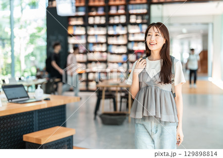 図書館で本を探す若い女性 図書館で本を探す若い女性 129898814