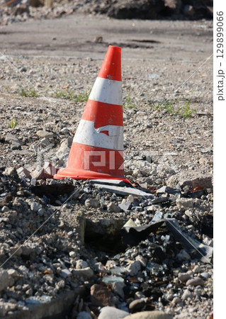 A cone is sitting in the dirt 129899066