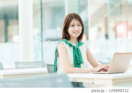 オフィスでノートパソコンを操作する若い女性 129899112