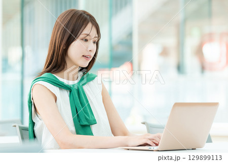 大学の教室でパソコンを操作する大学生 大学の教室でパソコンを操作する大学生 129899113