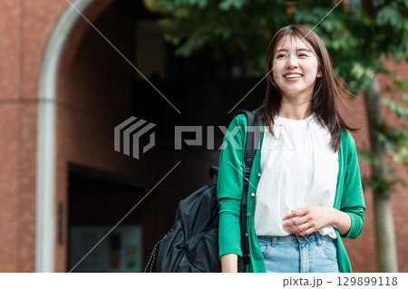 大学生　キャンパス　校舎 129899118