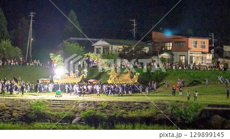 送り盆祭り　川原から橋へ戻る屋形舟　秋田県横手市　 129899145