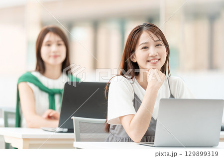 オフィスでデスクワークをするビジネスウーマン 129899319