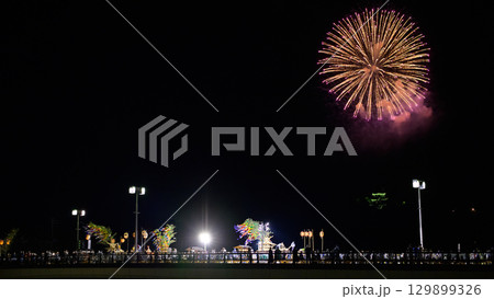 送り盆祭り 橋上の屋形舟と花火 秋田県横手市 送り盆祭り 橋上の屋形舟と花火 秋田県横手市 129899326