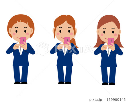 スマホを操作する紺色スーツの若い女性。その2 129900143