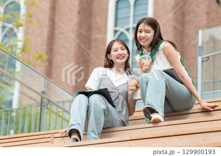 友達とお茶をする女子大学生 129900193