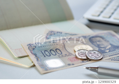 預貯金やローン支払いのイメージ (日本のお金、通帳、電卓) 預貯金やローン支払いのイメージ (日本のお金、通帳、電卓) 129900329