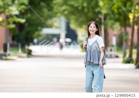 大学のキャンパスを歩く女子大生 129900415