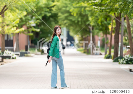 大学のキャンパスを歩く女子大生 129900416