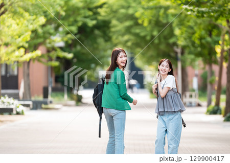 大学のキャンパスを歩く女子大生 129900417