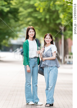 大学のキャンパスを歩く女子大生 129900418