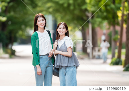 大学のキャンパスを歩く女子大生 129900419