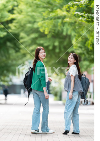 大学のキャンパスを歩く女子大生 129900424