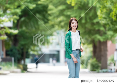 大学のキャンパスを歩く女子大生 129900425