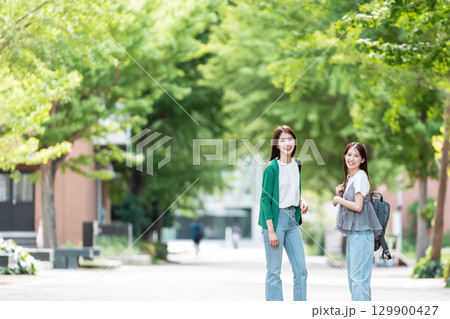 大学のキャンパスを歩く女子大生 129900427