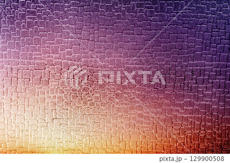 模様が入ったガラスと、夕方の空の画像 129900508