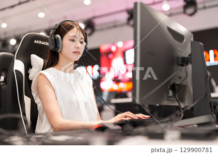 eスポーツ　ゲーム　若い女性 129900781