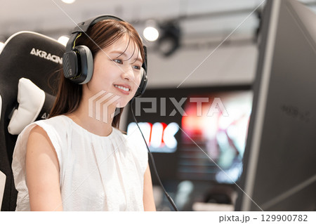 eスポーツ　ゲーム　若い女性 129900782