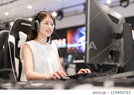 インカムでチャットをする女性 129900783