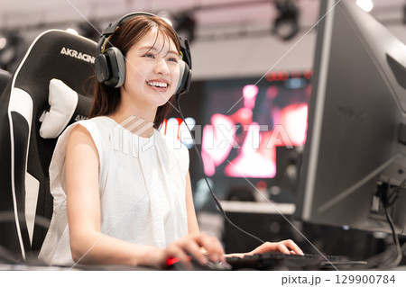 eスポーツ　ゲーム　若い女性 129900784