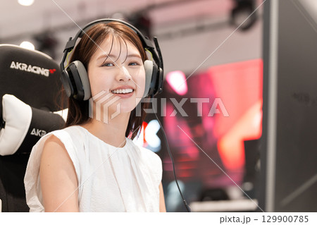 eスポーツ　ゲーム　若い女性 129900785