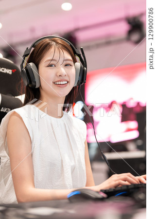 eスポーツ　ゲーム　若い女性 129900786