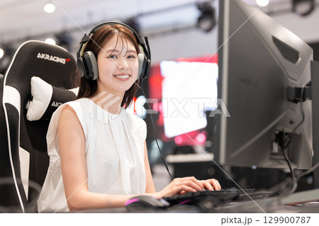 eスポーツ　ゲーム　若い女性 129900787