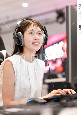 eスポーツの大会でゲームを楽しむ若い女性 129900788