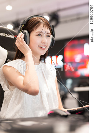 eスポーツの大会でゲームを楽しむ若い女性 eスポーツの大会でゲームを楽しむ若い女性 129900794