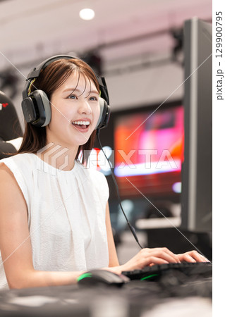 eスポーツでゲームを楽しむ若い女性 129900795
