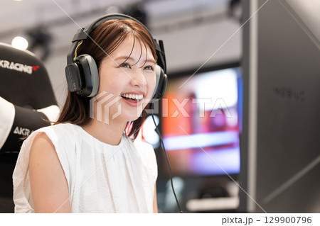 eスポーツでゲームを楽しむ若い女性 eスポーツでゲームを楽しむ若い女性 129900796