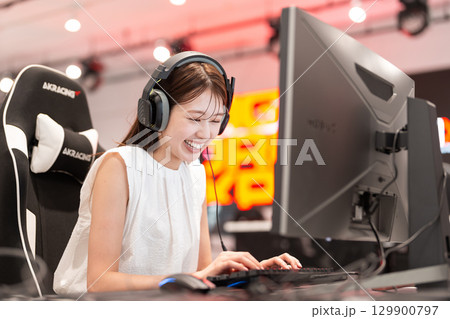 eスポーツでゲームを楽しむ若い女性 129900797