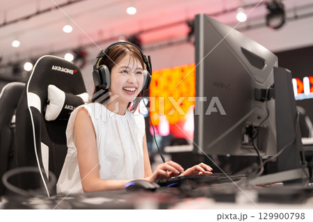 eスポーツでゲームを楽しむ若い女性 eスポーツでゲームを楽しむ若い女性 129900798