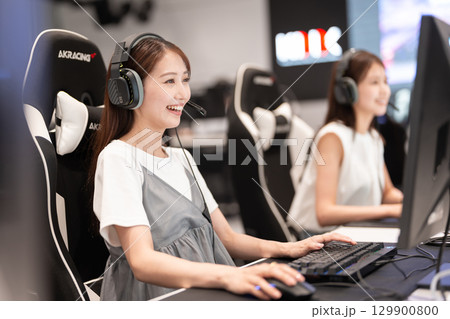 eスポーツの大会でゲームを楽しむ若い女性 eスポーツの大会でゲームを楽しむ若い女性 129900800