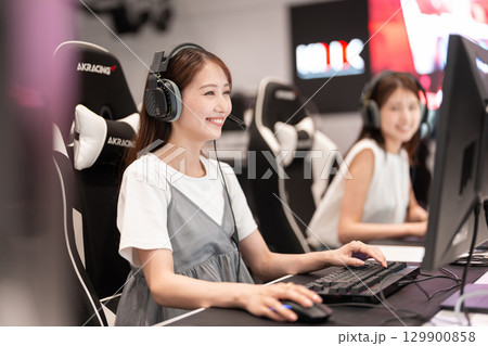 eスポーツの大会でゲームを楽しむ若い女性 129900858
